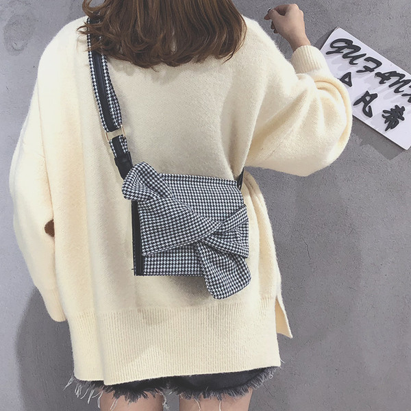 Női táska több színű szalaggal és cipzárral