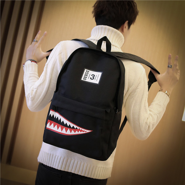 Férfi hátizsák fekete színű rátéttel és emblémával