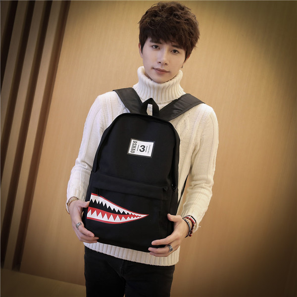 Férfi hátizsák fekete színű rátéttel és emblémával