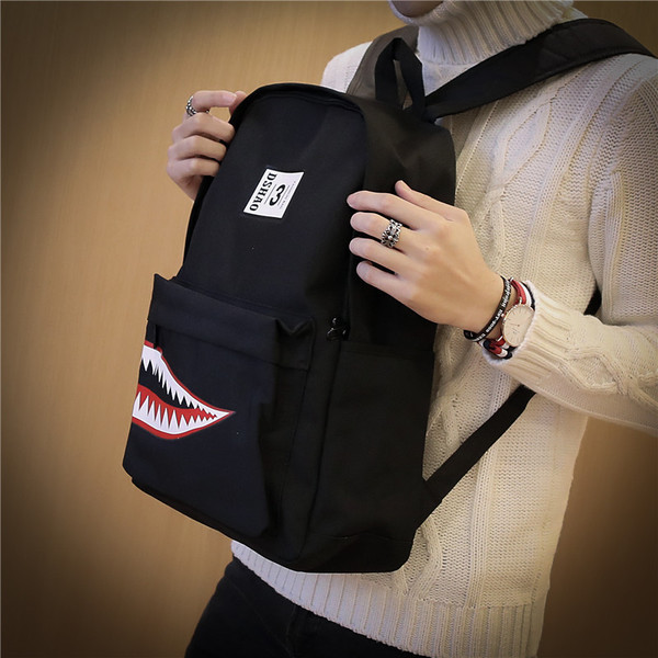 Férfi hátizsák fekete színű rátéttel és emblémával