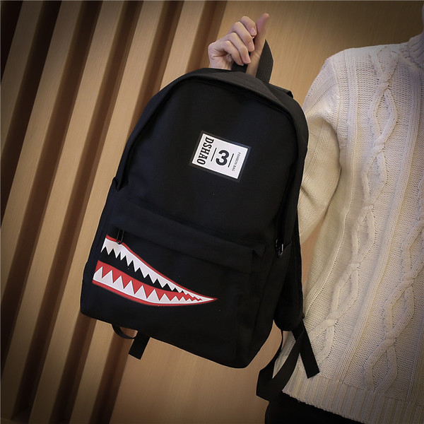 Férfi hátizsák fekete színű rátéttel és emblémával