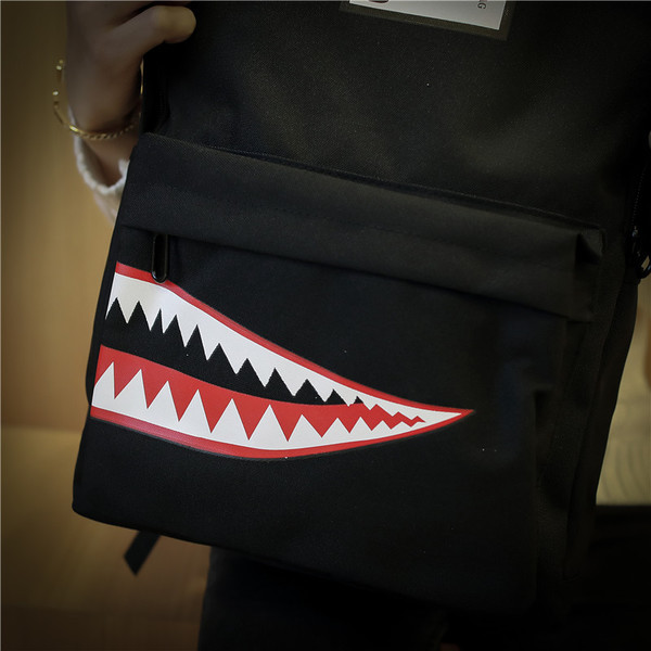 Férfi hátizsák fekete színű rátéttel és emblémával