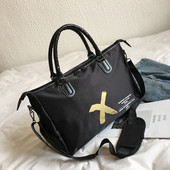 Modern táska fekete rátéttel, férfiaknak és nőknek egyaránt