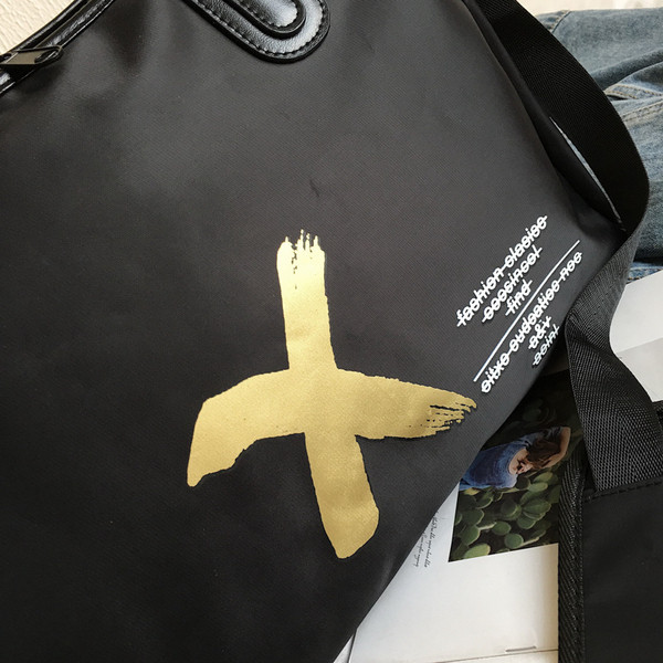 Modern táska fekete rátéttel, férfiaknak és nőknek egyaránt