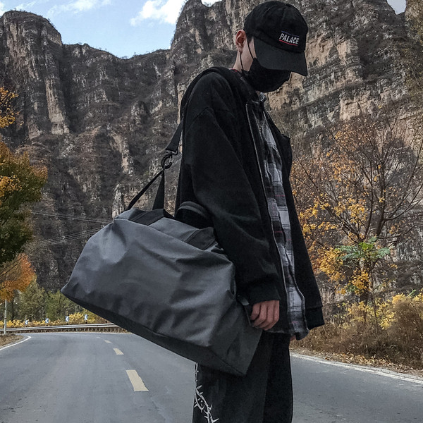 Férfi sporttáska fekete és szürke színben