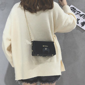 Stílusos női kistáska fém lánccal és felirattal