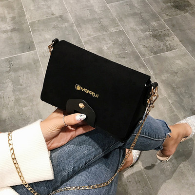 Stílusos női kistáska fém lánccal és felirattal