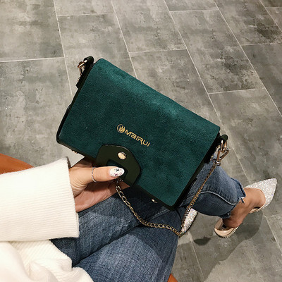 Stílusos női kistáska fém lánccal és felirattal