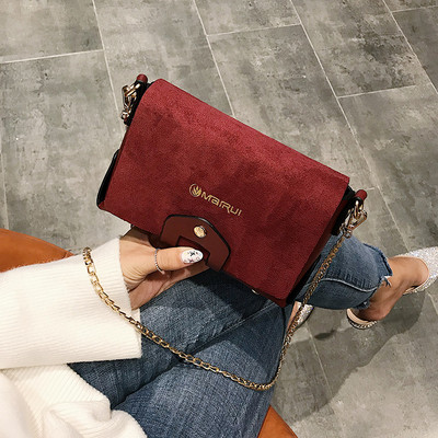 Stílusos női kistáska fém lánccal és felirattal