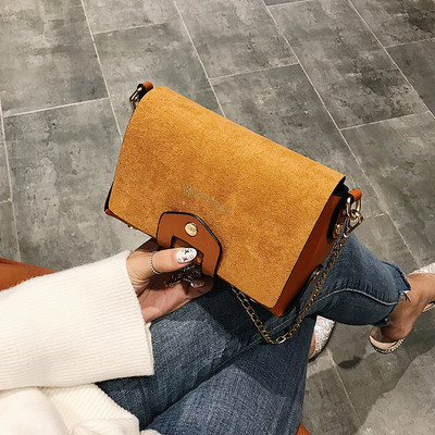 Stílusos női kistáska fém lánccal és felirattal