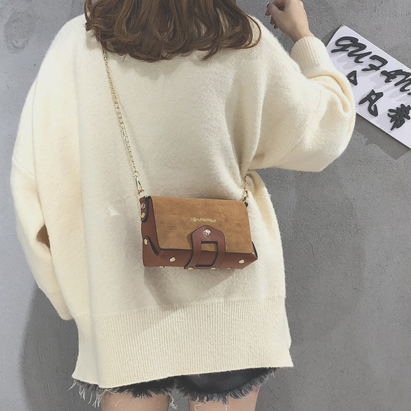 Stílusos női kistáska fém lánccal és felirattal