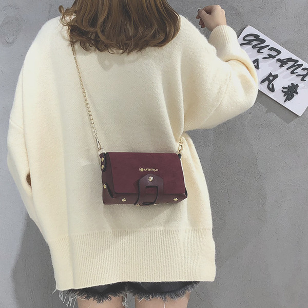 Stílusos női kistáska fém lánccal és felirattal