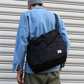 Aktuális férfi táska fekete színű emblémával