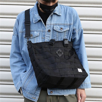 Aktuális férfi táska fekete színű emblémával