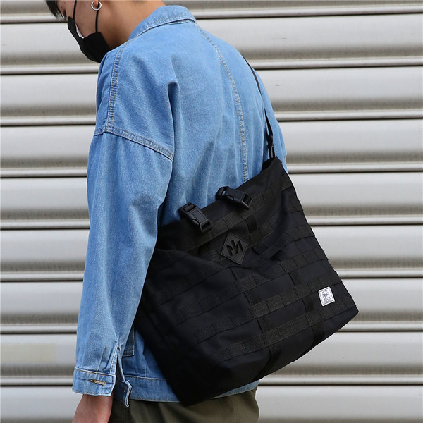 Aktuális férfi táska fekete színű emblémával