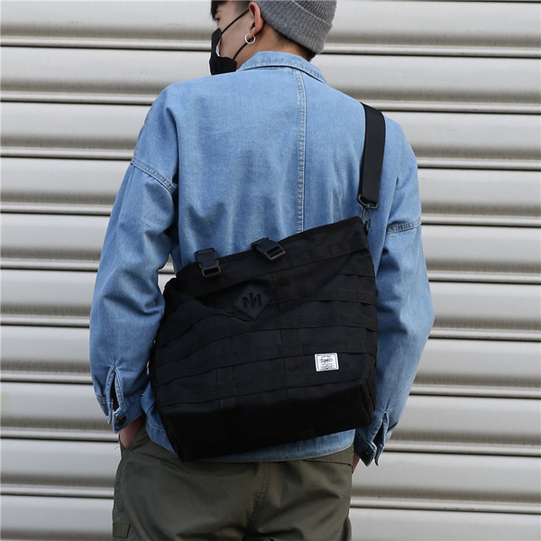 Aktuális férfi táska fekete színű emblémával