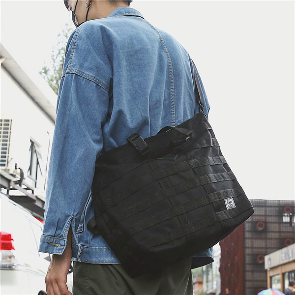 Aktuális férfi táska fekete színű emblémával