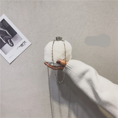 Μικρή γυναικεία τσάντα με μια μακρά μεταλλική αλυσίδα