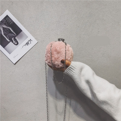 Μικρή γυναικεία τσάντα με μια μακρά μεταλλική αλυσίδα