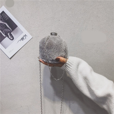 Μικρή γυναικεία τσάντα με μια μακρά μεταλλική αλυσίδα