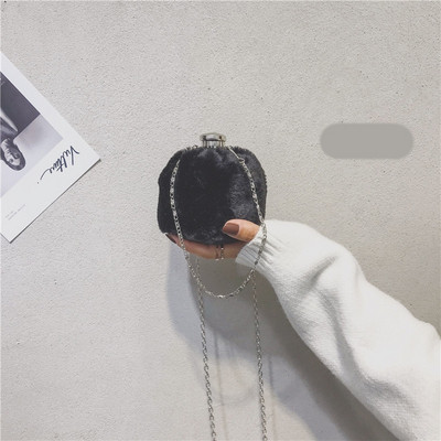 Μικρή γυναικεία τσάντα με μια μακρά μεταλλική αλυσίδα