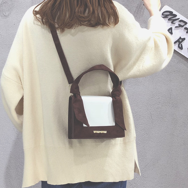 Stílusos női táska öko velúrból, több színben felirattal