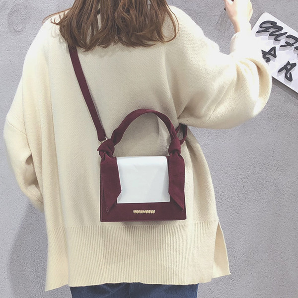 Stílusos női táska öko velúrból, több színben felirattal