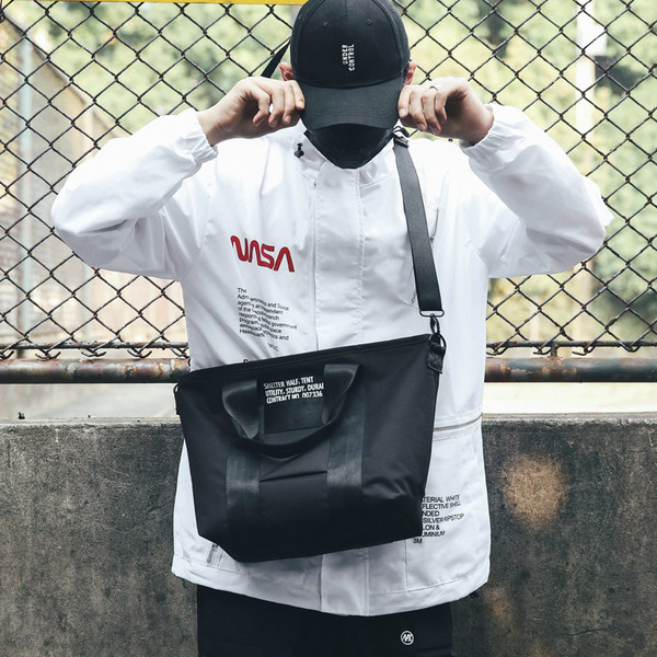 Modern férfi táska több színben felirattal