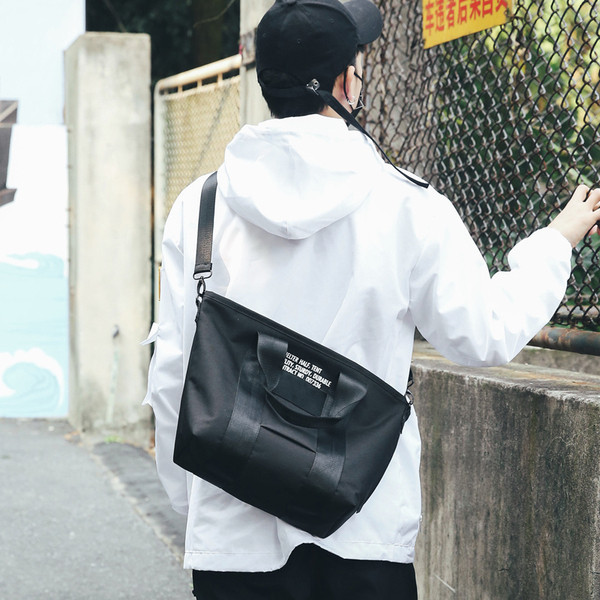 Modern férfi táska több színben felirattal