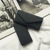 Stílusos női pénztárca fekete és bordó színben