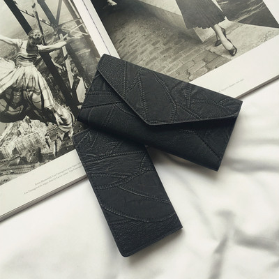 Stílusos női pénztárca fekete és bordó színben