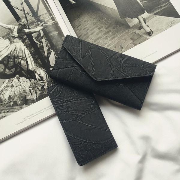 Stílusos női pénztárca fekete és bordó színben