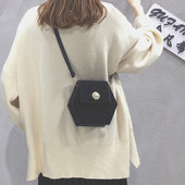 Stílusos kézitáska több színben gyöngyökkel