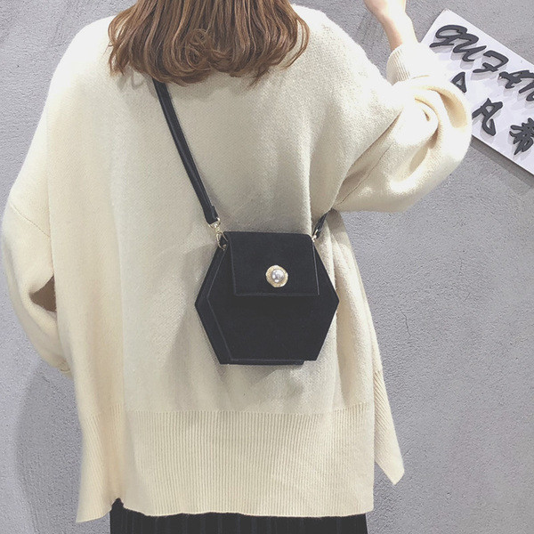 Stílusos kézitáska több színben gyöngyökkel