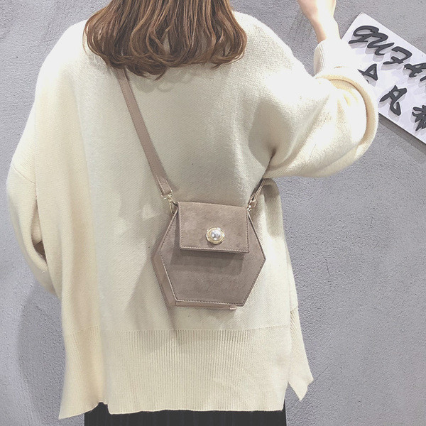 Stílusos kézitáska több színben gyöngyökkel