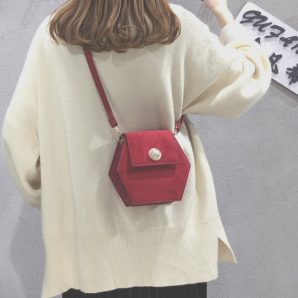 Stílusos kézitáska több színben gyöngyökkel