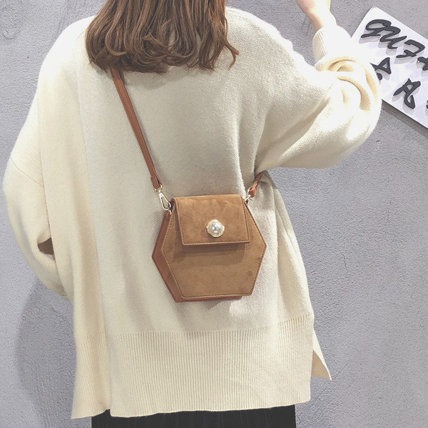 Stílusos kézitáska több színben gyöngyökkel