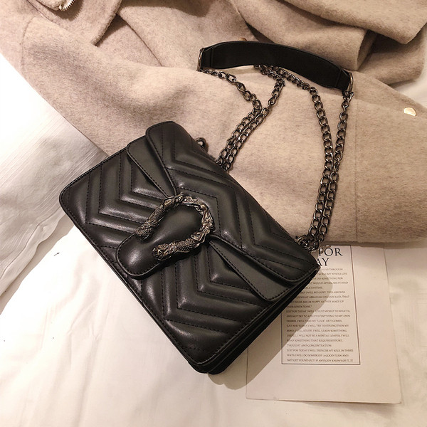 Öko bőrből és fémláncból készült női táska három színben