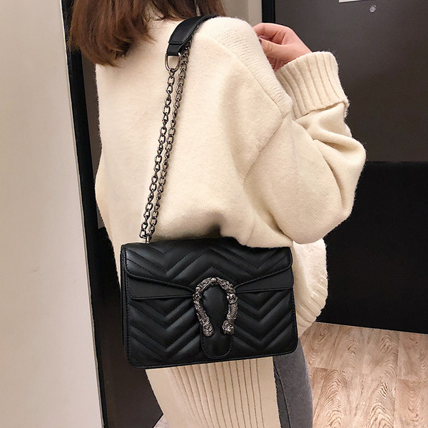 Öko bőrből és fémláncból készült női táska három színben