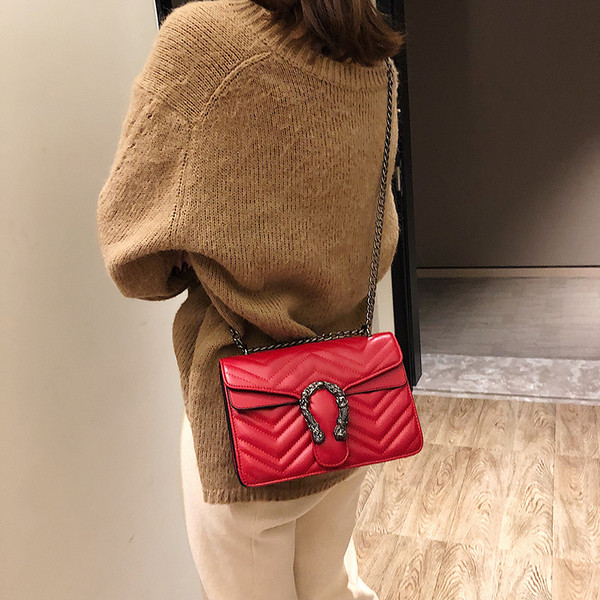 Öko bőrből és fémláncból készült női táska három színben