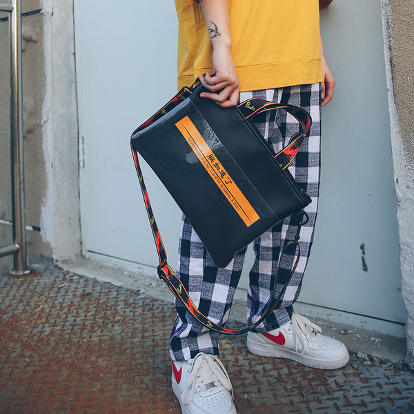 Alkalmi férfi táska átlátszó zsebbel és színes pánttal