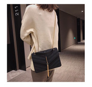 Stílusos női táska fém kiegészítővel, két színben