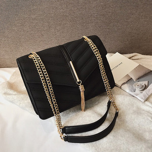 Stílusos női táska fém kiegészítővel, két színben