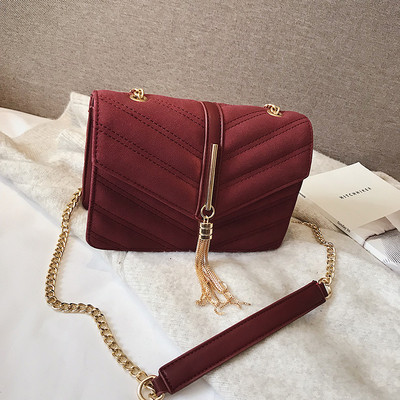 Stílusos női táska fém kiegészítővel, két színben