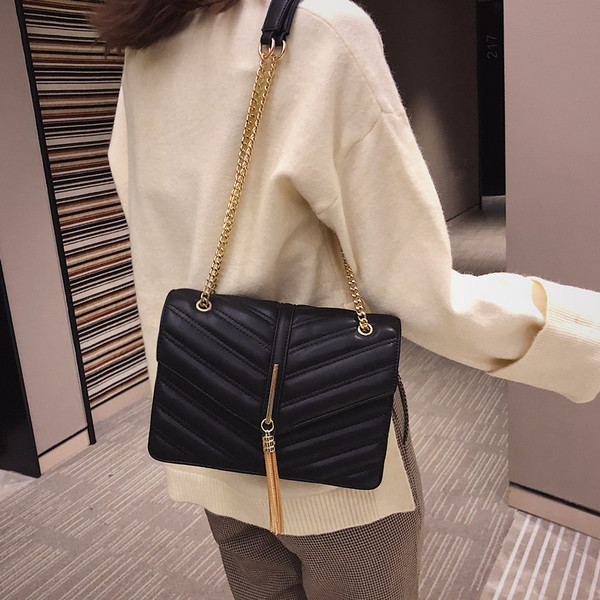 Stílusos női táska fém kiegészítővel, két színben