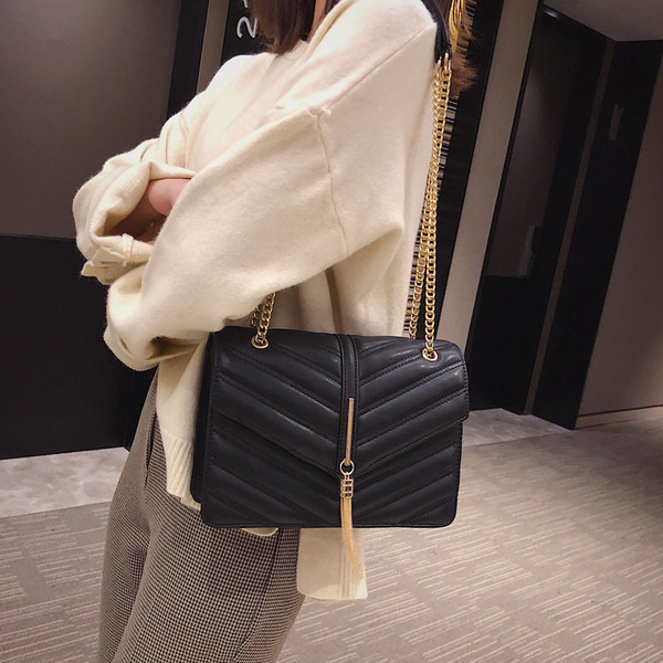 Stílusos női táska fém kiegészítővel, két színben