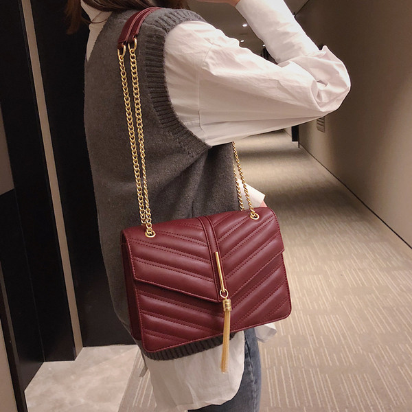 Stílusos női táska fém kiegészítővel, két színben