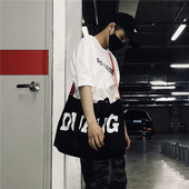 Modern férfi táska fekete színben, felirattal