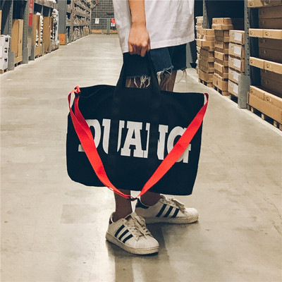 Modern férfi táska fekete színben, felirattal