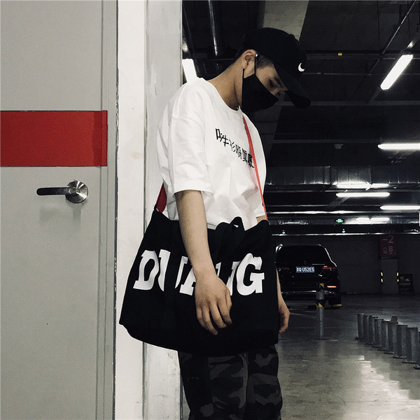 Modern férfi táska fekete színben, felirattal